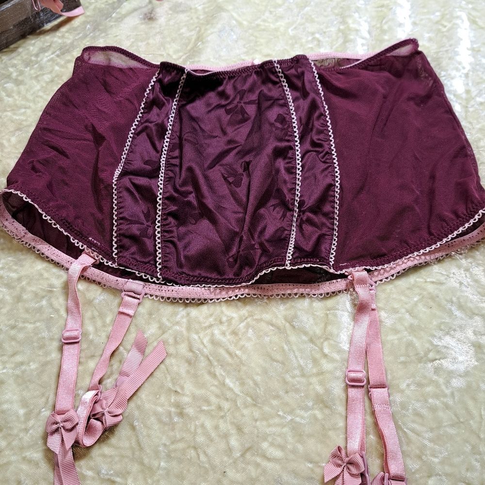 NWOT/NWT Victoria Secret Garter